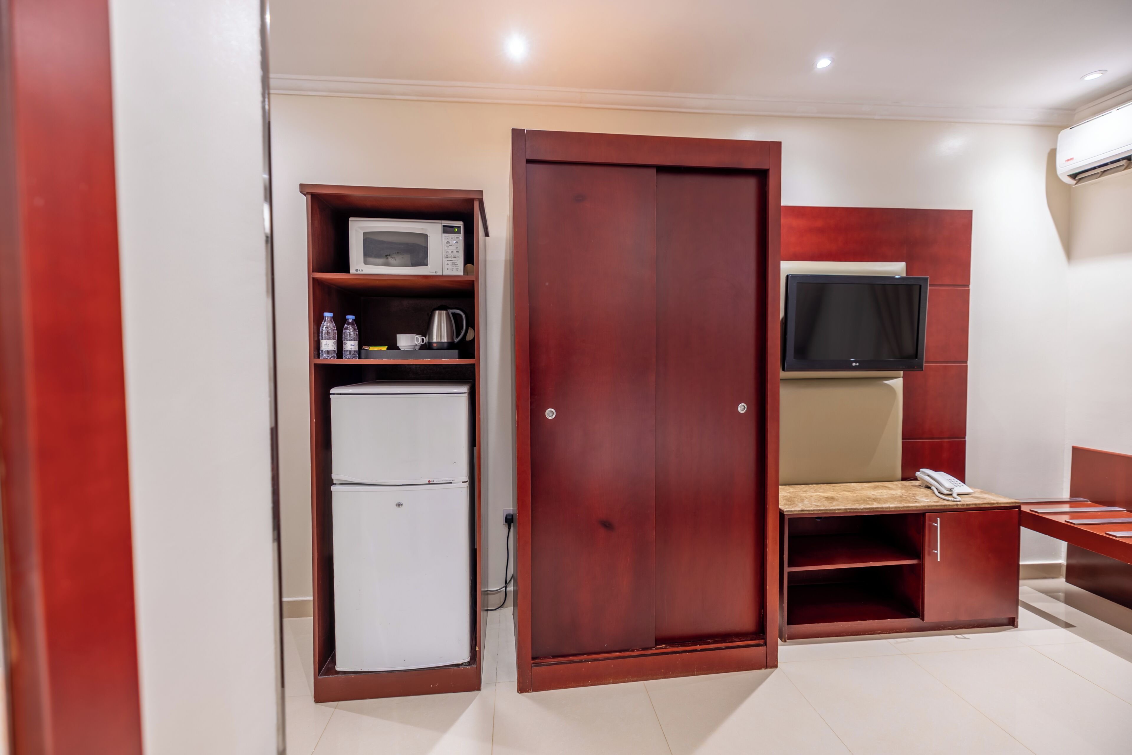 Quarto casal standard | Cortinas blackout, ferros/tábuas de passar roupa, Wi-Fi de cortesia