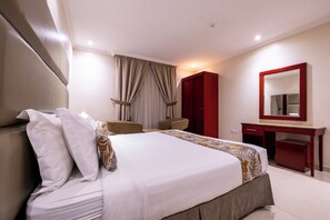 Kamar Double Standar | Tirai kedap cahaya, setrika/meja setrika, dan Wi-Fi gratis