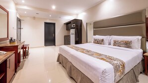Un dormitorio moderno con una cama grande, un escritorio y un armario.