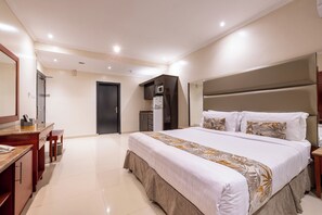 Kamar Double Standar | Tirai kedap cahaya, setrika/meja setrika, dan Wi-Fi gratis
