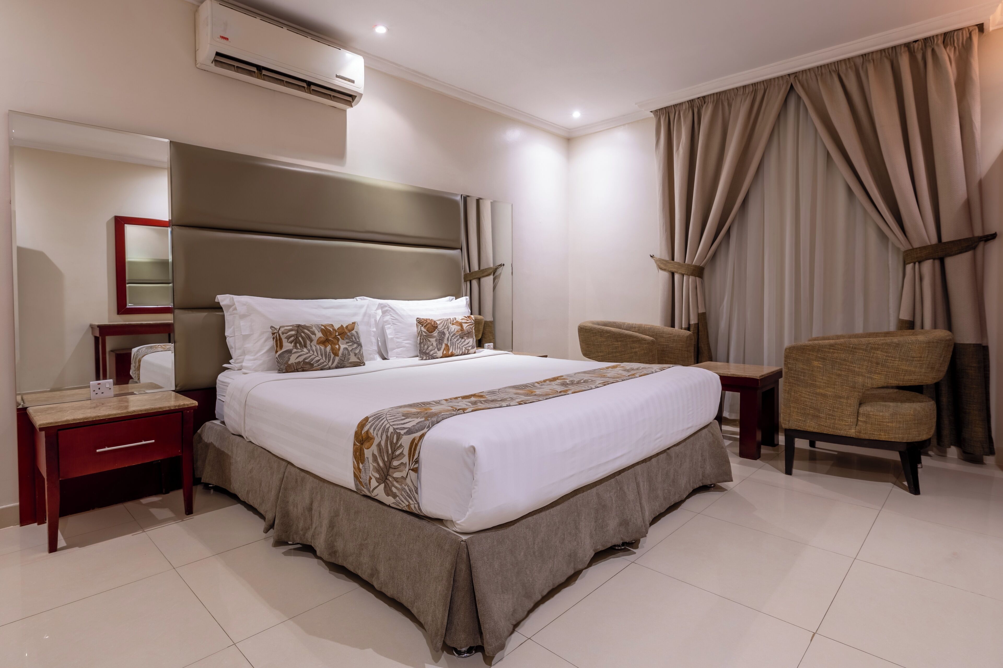 Kamar Double Standar | Tirai kedap cahaya, setrika/meja setrika, dan Wi-Fi gratis