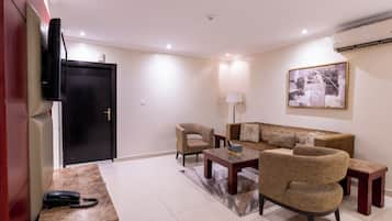 Apartamento, 1 habitación | Sala de estar | Una televisión LCD