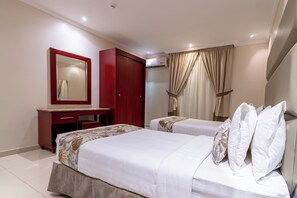 Kamar Double Standar | Tirai kedap cahaya, setrika/meja setrika, dan Wi-Fi gratis