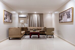 Apartment, 1 Bedroom | Blackout drapes, iron/ironing board, free WiFi