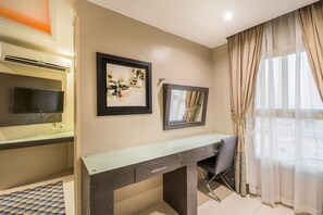 Cortinas opacas, tabla de planchar con plancha, wifi gratis