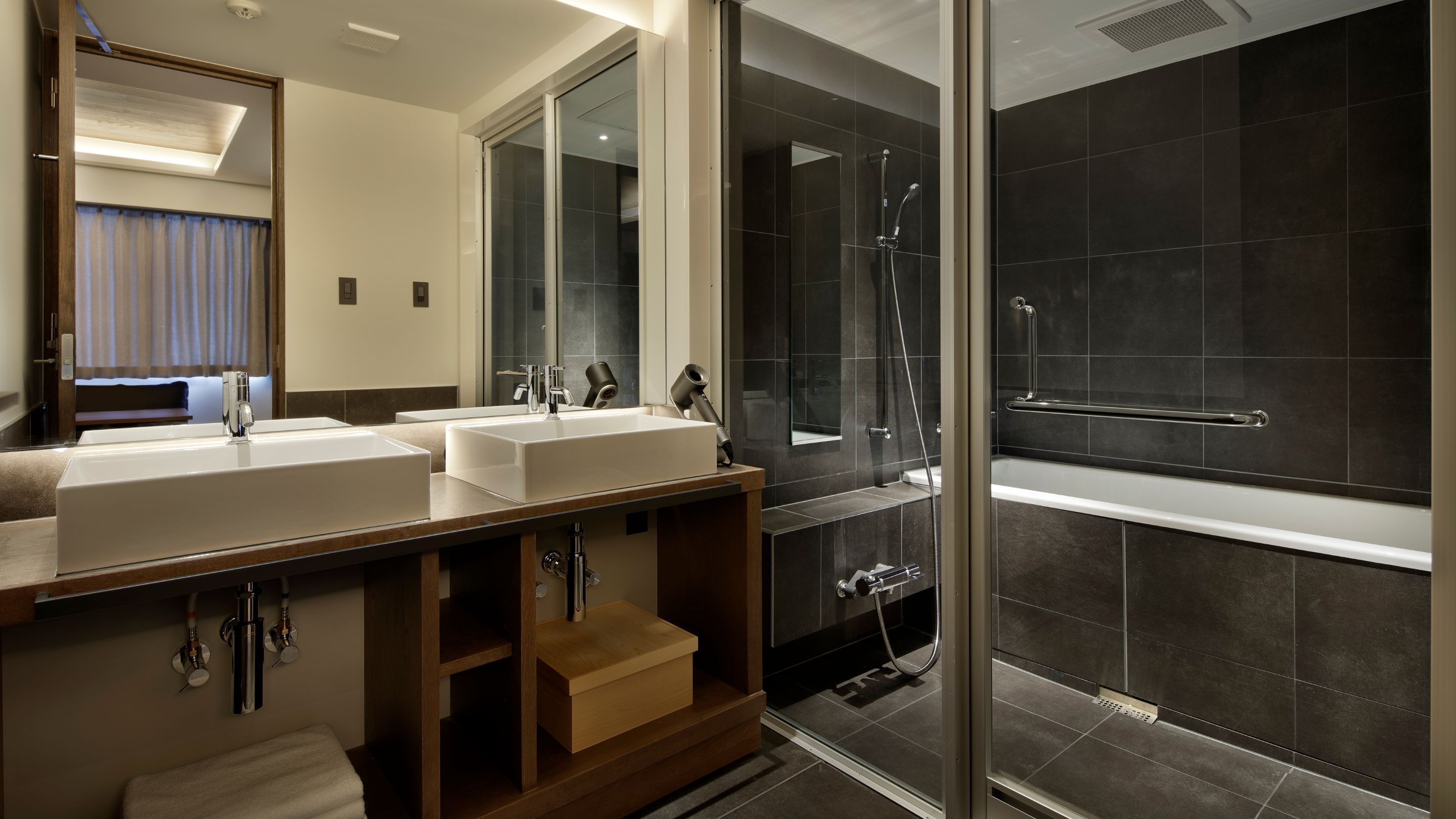 シャワー付き浴槽、バスアメニティ (無料)、ヘアドライヤー、スリッパ