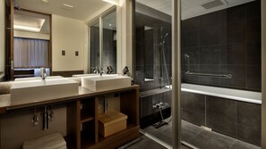 淋浴/盆浴组合、免费洗浴用品、吹风机、拖鞋