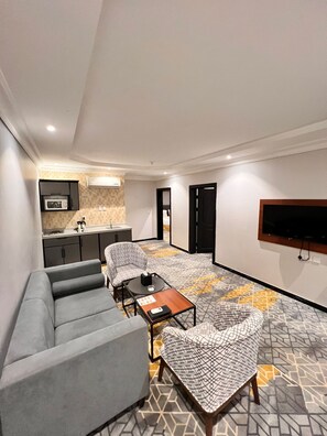 Suite familiar, 2 habitaciones, vista a la ciudad | Área de sala de estar | Televisión LCD