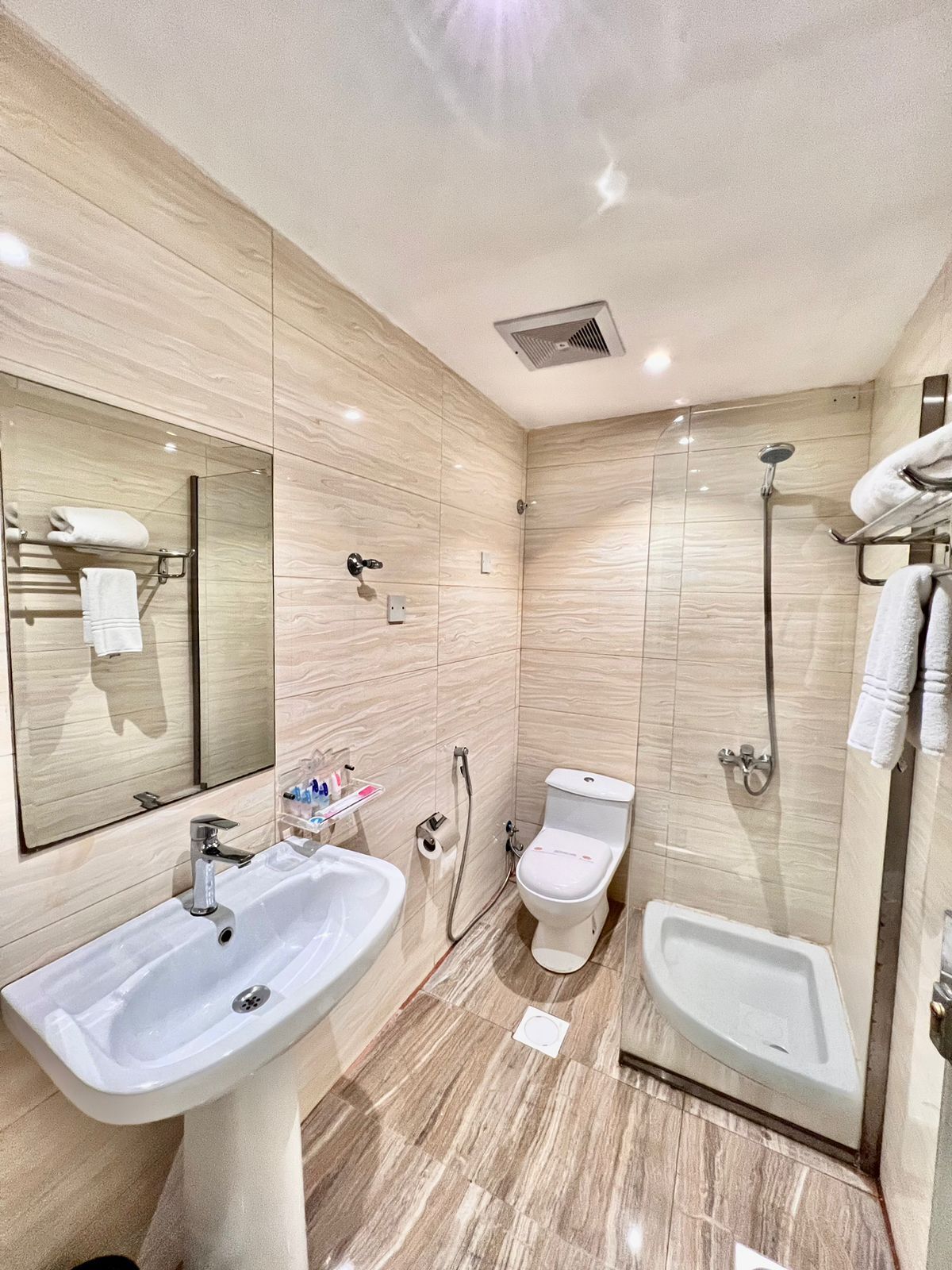 Phòng đôi Tiêu chuẩn, 1 giường cỡ king | Phòng tắm | Buồng tắm vòi sen, đồ dùng nhà tắm miễn phí, dép đi trong nhà 