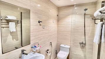 Phòng đôi Tiêu chuẩn, 1 giường cỡ king | Phòng tắm | Buồng tắm vòi sen, đồ dùng nhà tắm miễn phí, dép đi trong nhà