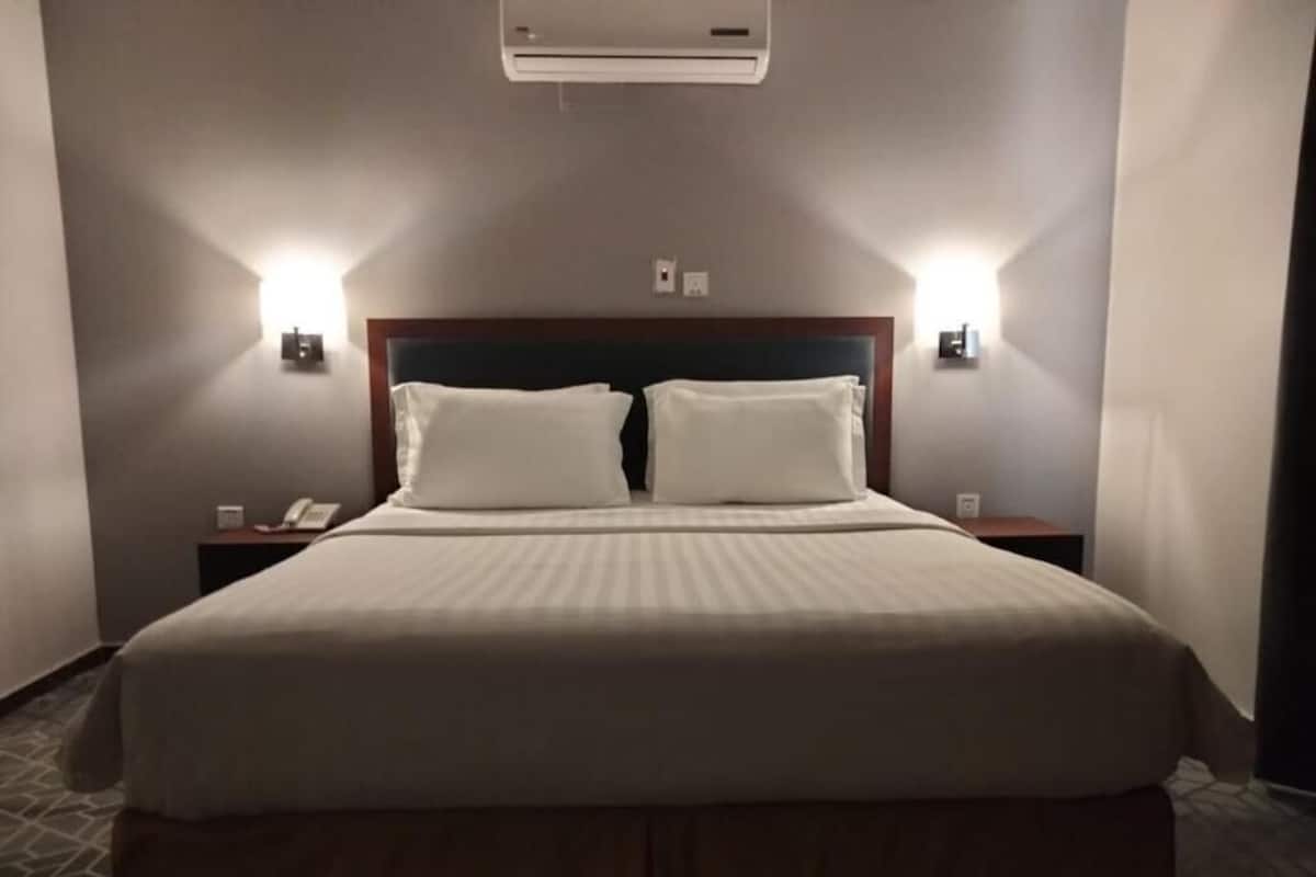 Minibar, cortinas blackout y insonorización