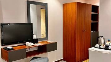 Phòng đôi Tiêu chuẩn, 1 giường cỡ king | Minibar, màn/rèm cản sáng, phòng cách âm, bàn ủi/dụng cụ ủi quần áo