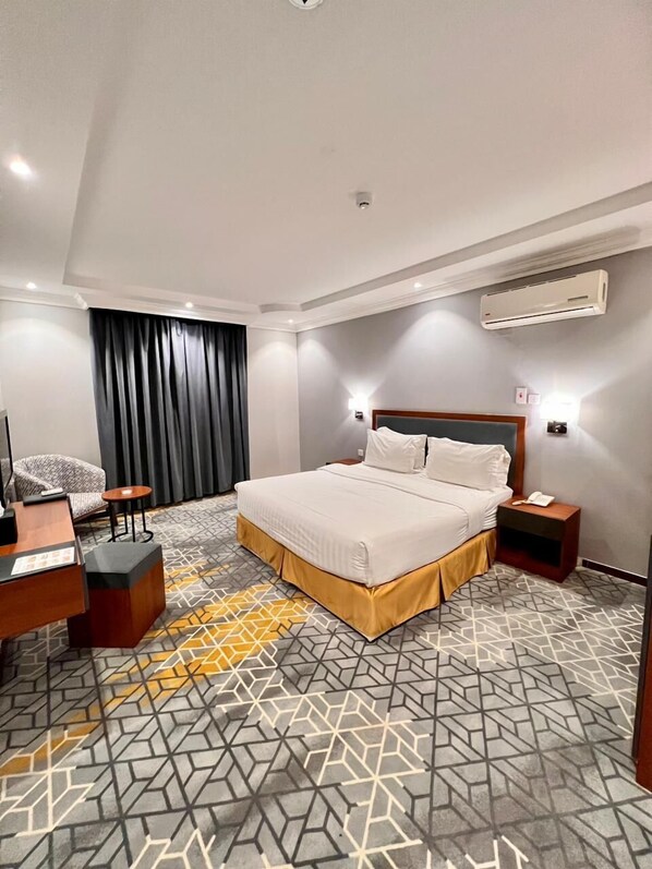 Deluxe Room, 1 King Bed, Microwave, City View