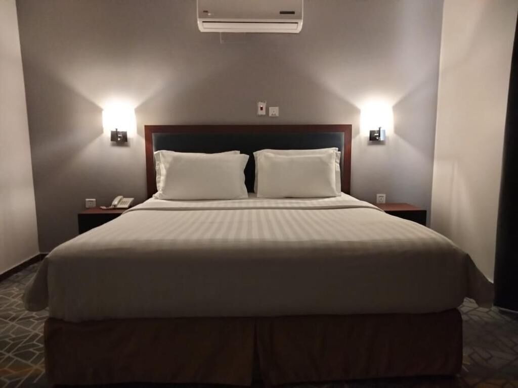 Minibar, cortinas blackout y insonorización 