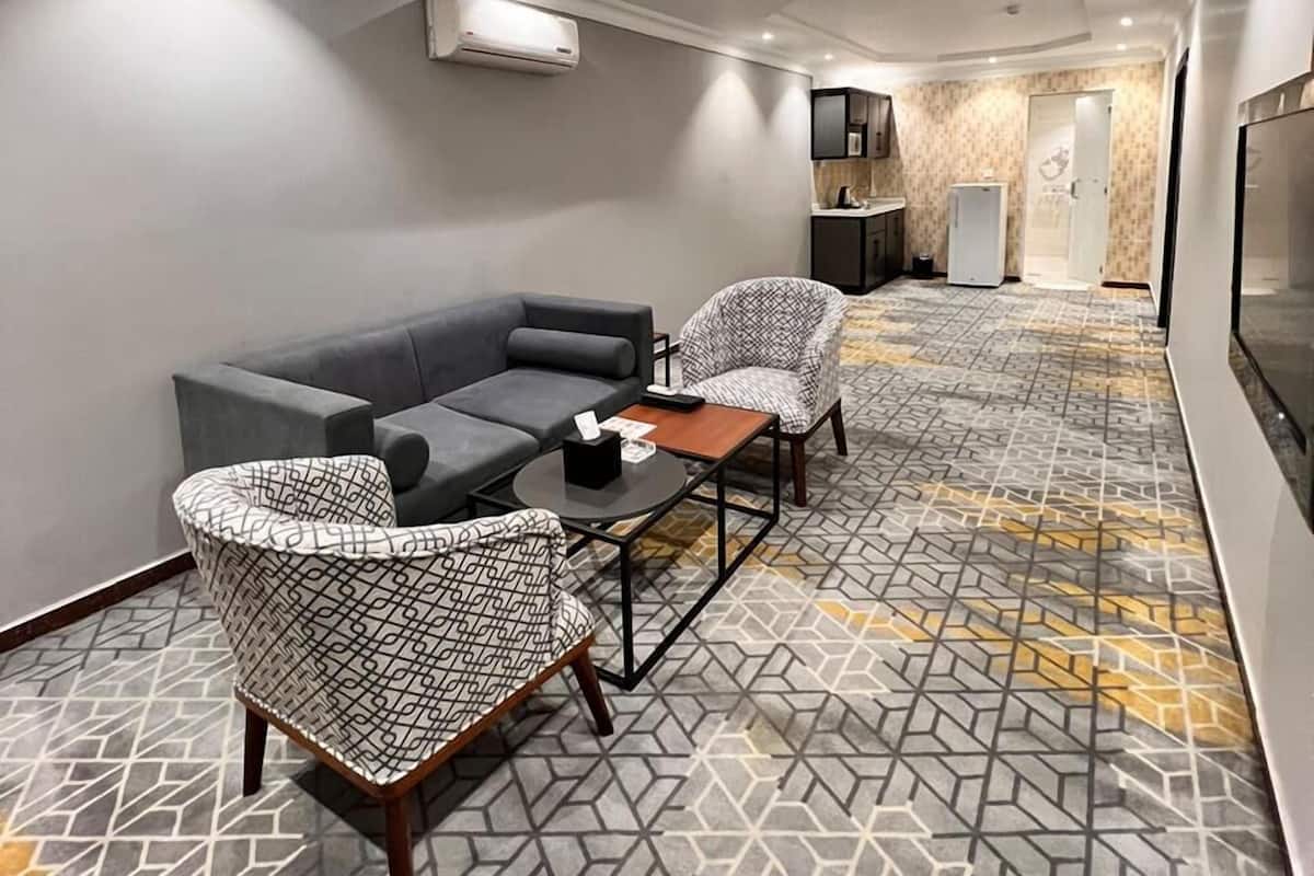 Suite Deluxe, 1 camera da letto, idromassaggio, vista città | Area soggiorno | TV LCD