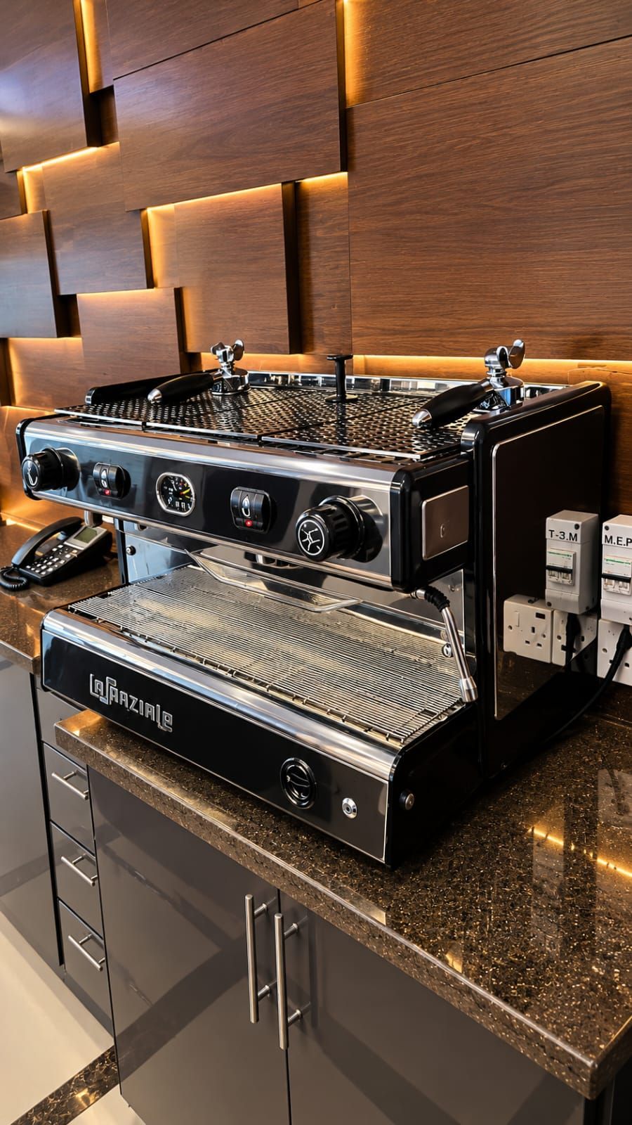Una máquina de espresso La Paviale con pantalla digital, perillas de control y una lanza de vapor.