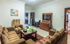 Room, 1 Bedroom | Living area