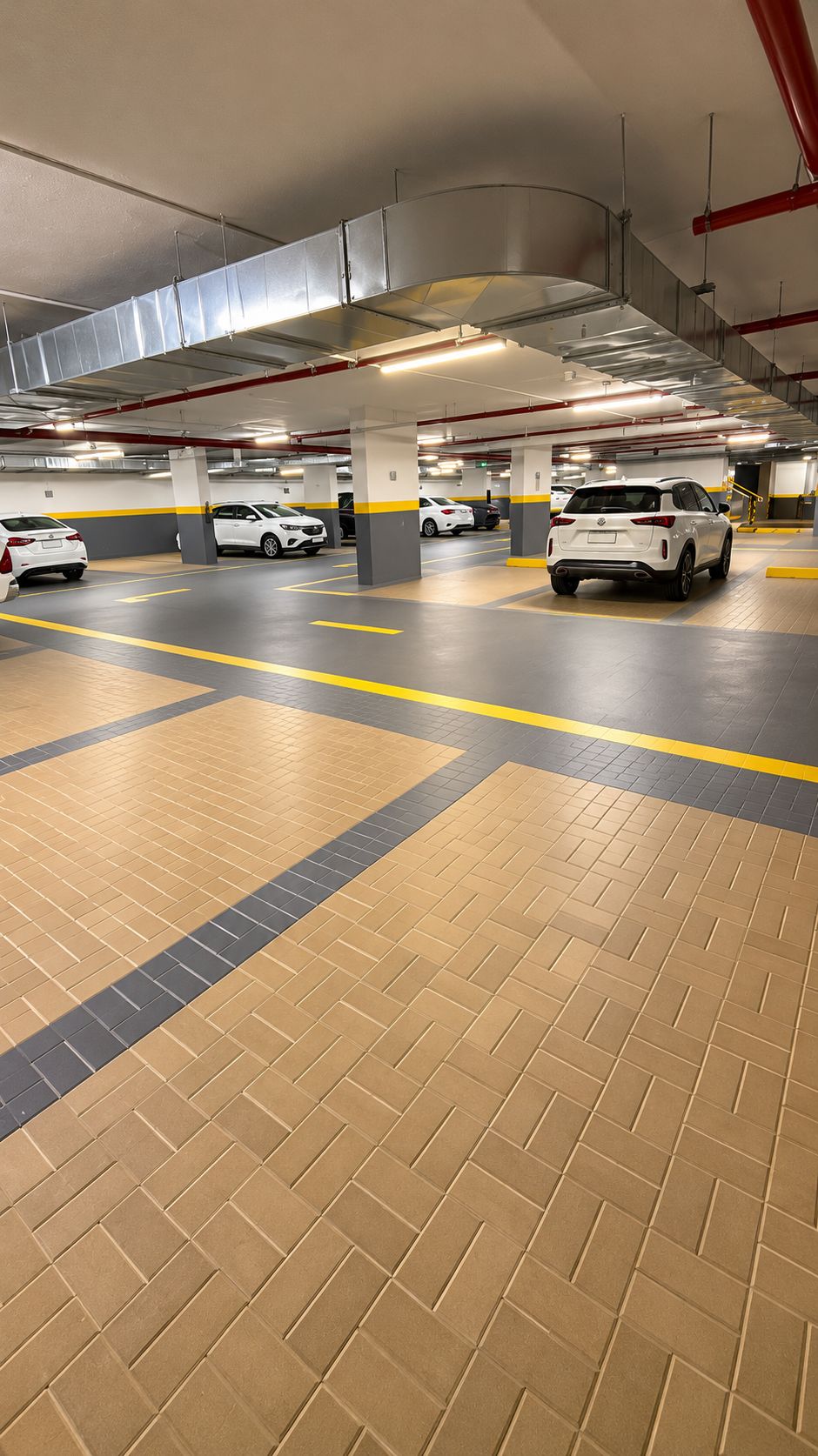 Un estacionamiento con varios niveles y automóviles estacionados.