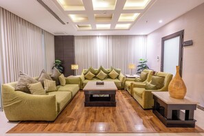 A modern living room with a sofa set, a coffee table, and a decorative vase. - Al Muhaidb Residence Al Malaz 5 - Economic (Riyadh)