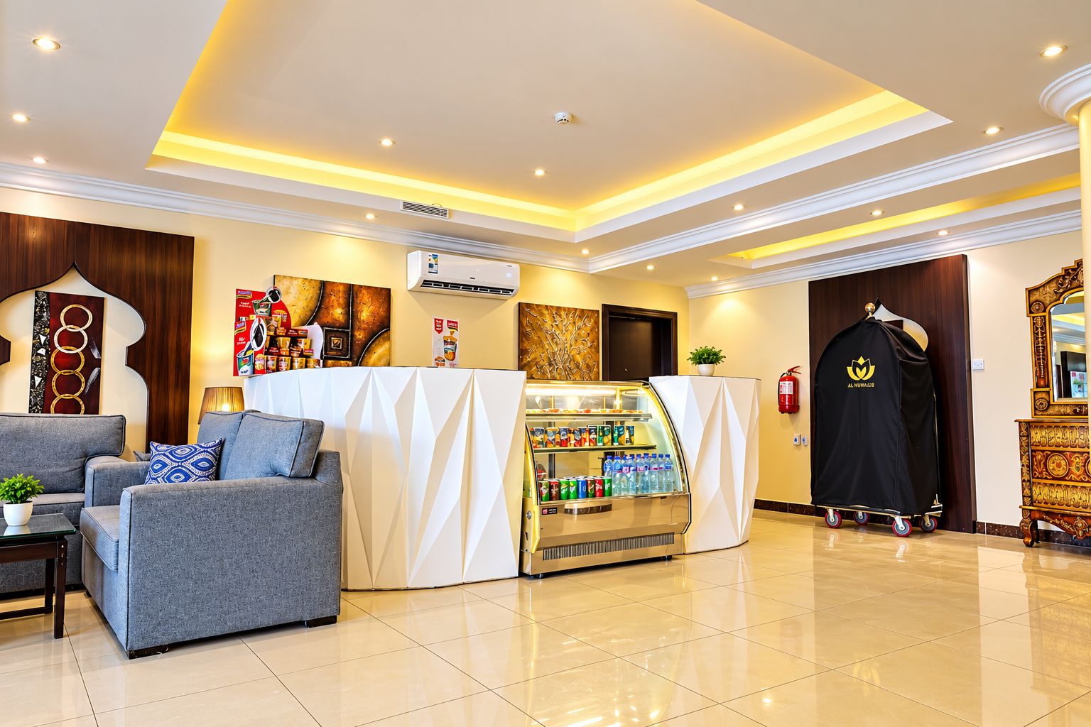 Un hall de hotel con asientos, una zona de bebidas y un perchero.