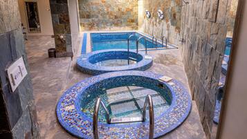 Una piscina techada