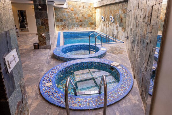 Piscine intérieure