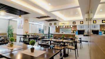 Se sirven desayunos, almuerzos, cenas y cocina asiática