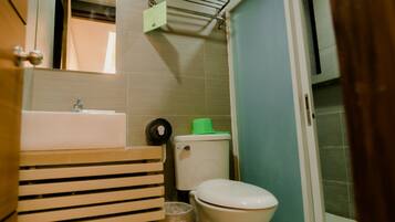 Dusche, kostenlose Toilettenartikel, Bidet, Handtücher