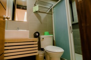 Ducha, artículos de tocador gratuitos, bidet, toallas