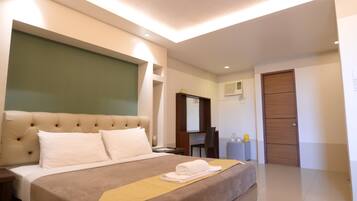 Executive-Zimmer, 1 Queen-Bett | Bügeleisen/Bügelbrett, kostenloses WLAN, Bettwäsche