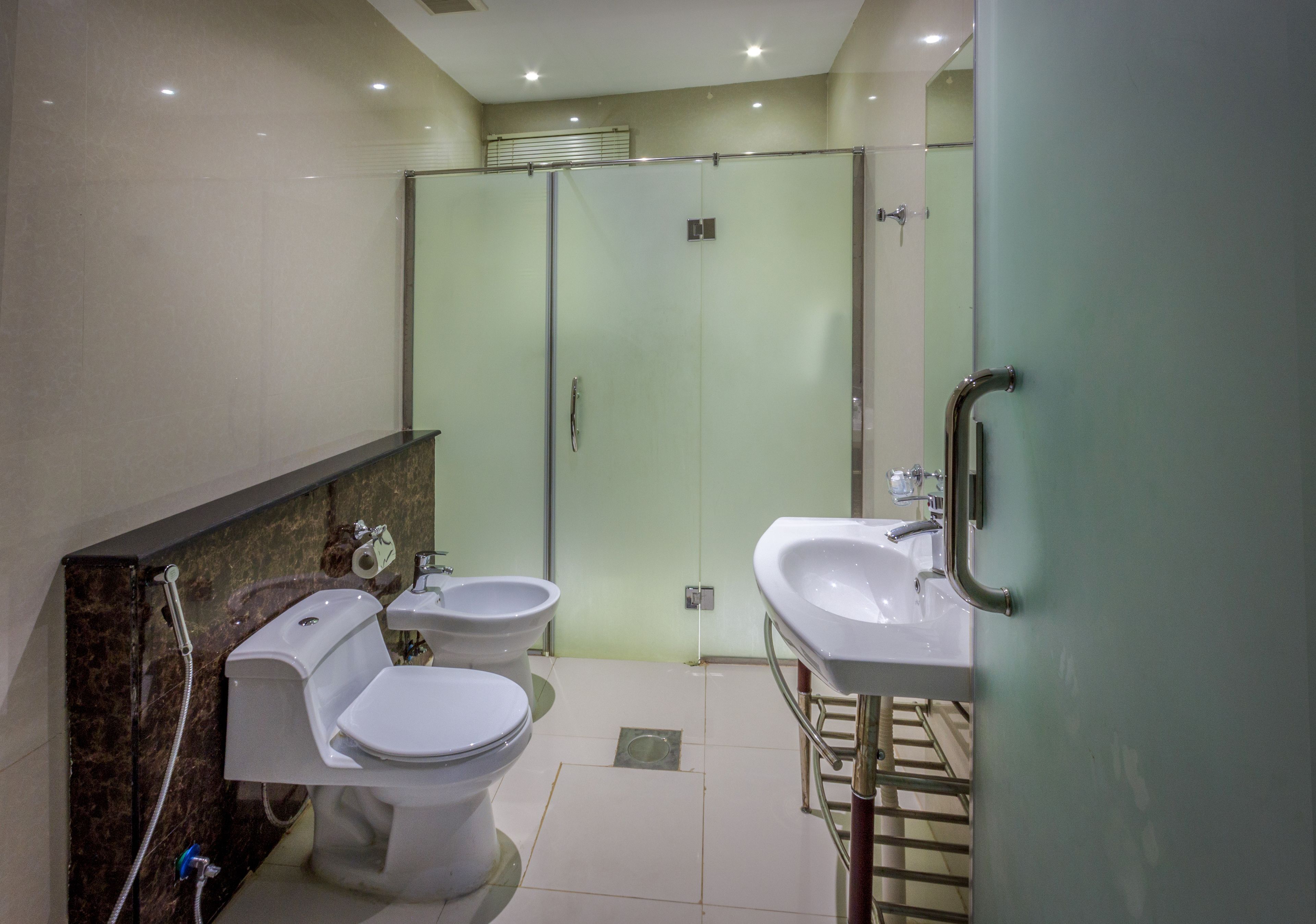 Appartement, 1 chambre | Salle de bain | Douche, articles de toilette (gratuits), séchoir à cheveux, pantoufles