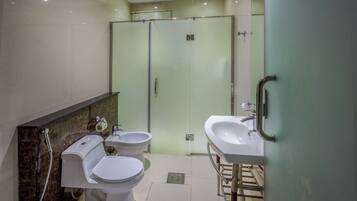 Appartement, 1 chambre | Salle de bain | Douche, articles de toilette (gratuits), séchoir à cheveux, pantoufles