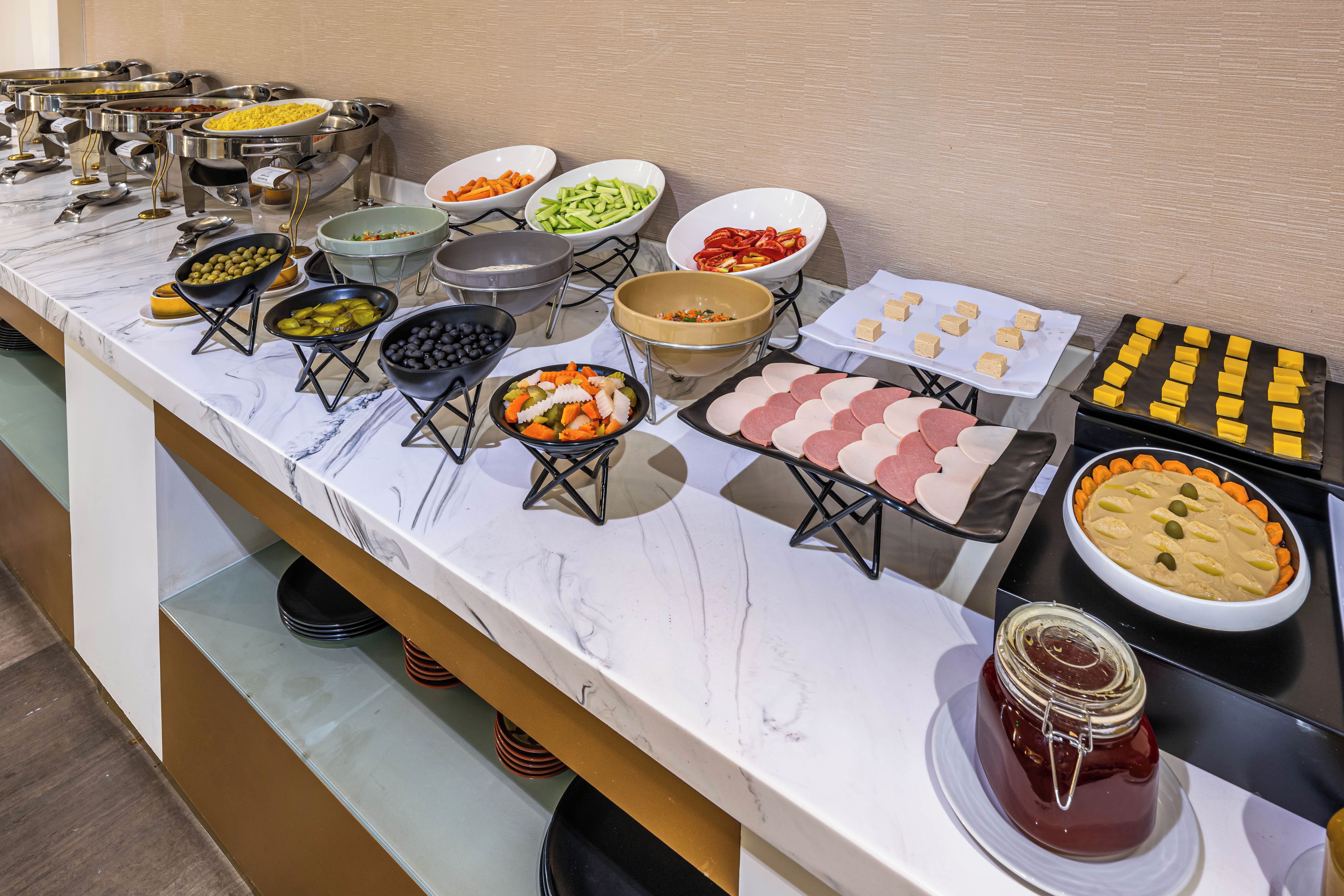 Un bufé con diferentes alimentos y salsas.