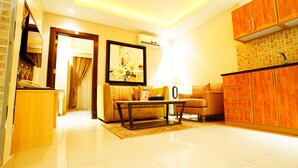 A modern living room with a sofa, coffee table, and a painting on the wall. - Sama Al Qasr Khorais - Economic (Riyadh)