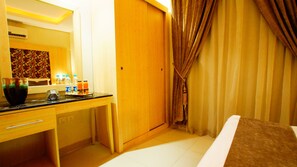 1 quarto, cofres nos quartos, cortinas blackout