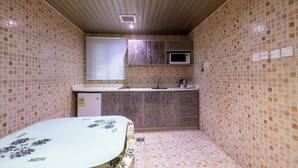 Apartemen, 1 kamar tidur | Tirai kedap cahaya, setrika/meja setrika, dan Wi-Fi gratis