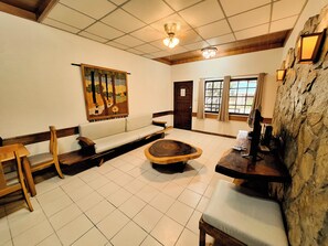 Cabaña | Zona de estar | Televisión LED de 43 pulgadas con canales por cable