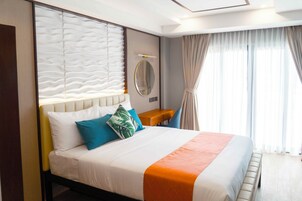 Deluxe Queen | Blackout drapes, bed sheets