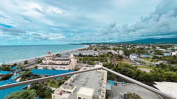 Un pueblo costero con un faro destacado, un puente y una combinación de edificios residenciales y comerciales.