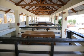S'hi serveixen esmorzars, dinars, sopars i plats de cuina filipina