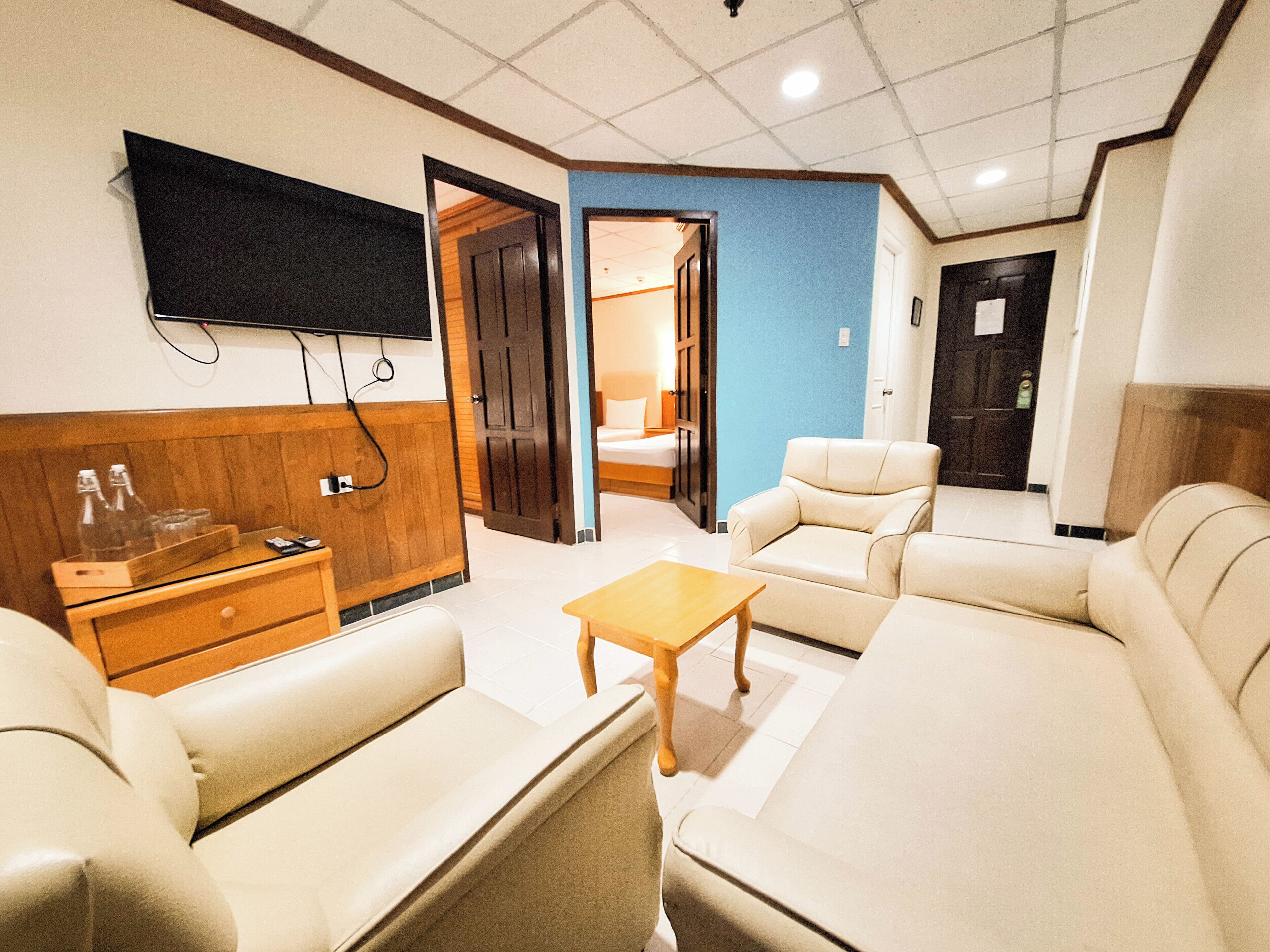 ห้องแฟมิลี่, 2 ห้องนอน | บริเวณนั่งเล่น | ทีวีจอแอลอีดี 43 นิ้ว พร้อมช่องเคเบิล