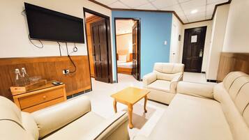 Habitación familiar, 2 habitaciones | Área de sala de estar | Televisión LED de 43 pulgadas con canales por cable