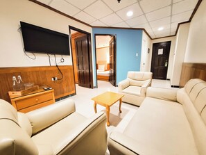 Familierom, 2 soverom | Oppholdsområde | En 43-tommers LED-TV med kabel-kanaler