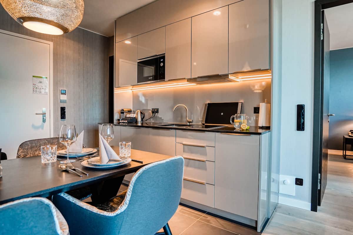 Sky Suite | Cocina privada | Refrigerador, microondas, parrilla de estufa y lavavajillas