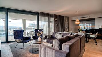 43–tuumainen taulutelevisio, jossa kaapelikanavat