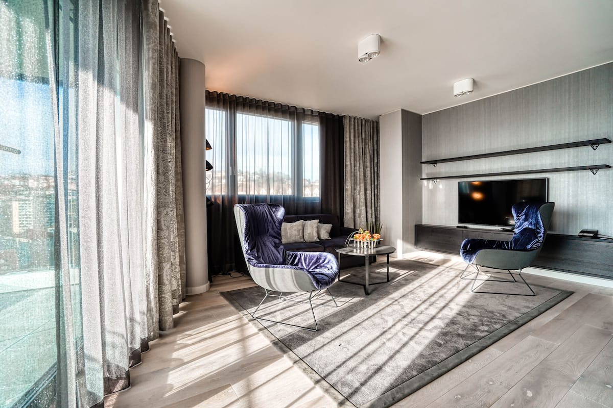 Penthouse, 1 habitación, vista a la ciudad | Área de sala de estar | Televisión de pantalla plana de 43 pulgadas con canales por cable