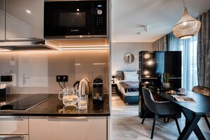 Uptown Suite | Cozinha americana privada | Geladeira, micro-ondas, cooktop, lava-louças