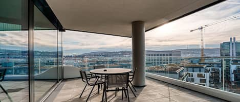 Suite, 1 chambre, vue ville | Terrasse/Patio