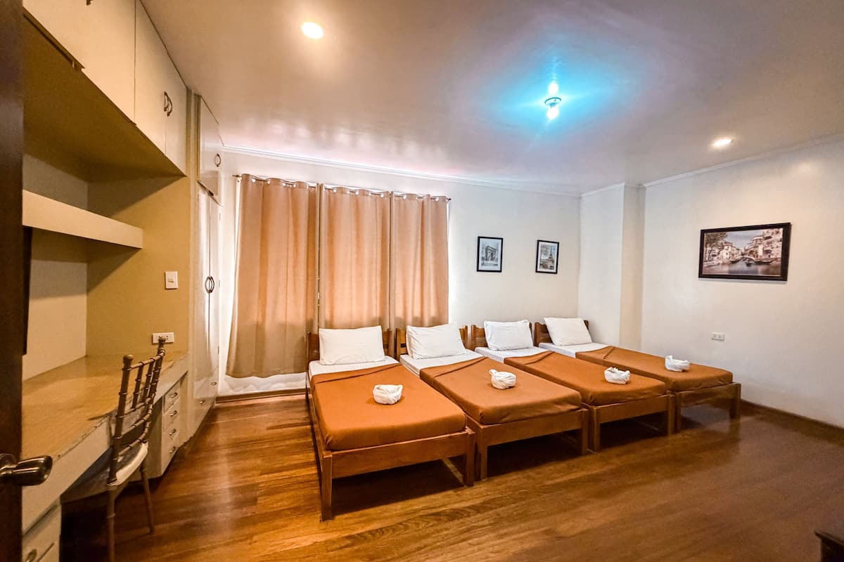 Habitación cuádruple | Escritorio 