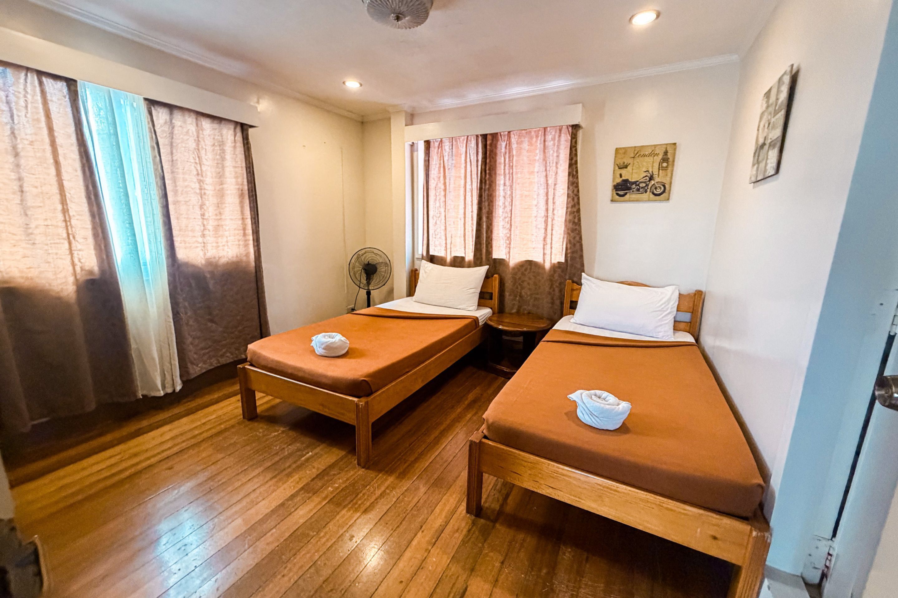 Double Room | Desk